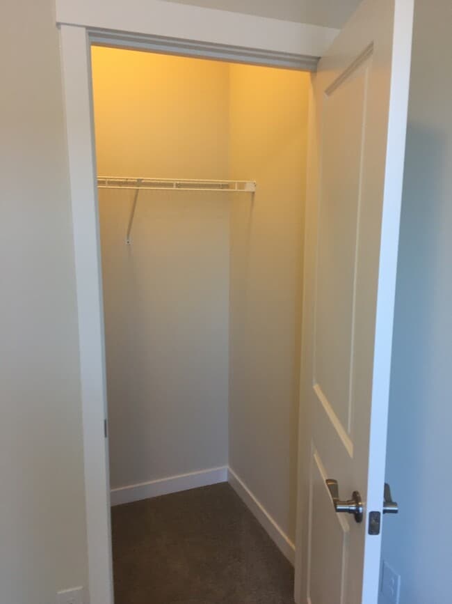 Building Photo - Newer Townhouse in Lake Forest Park!
