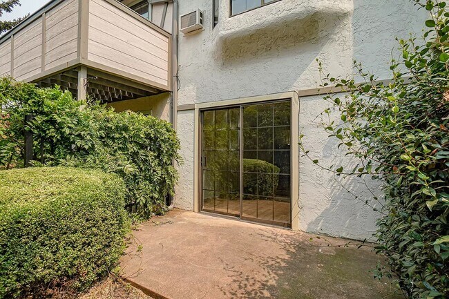 Building Photo - Two bedroom Townhouse near Ashland Community Hospital