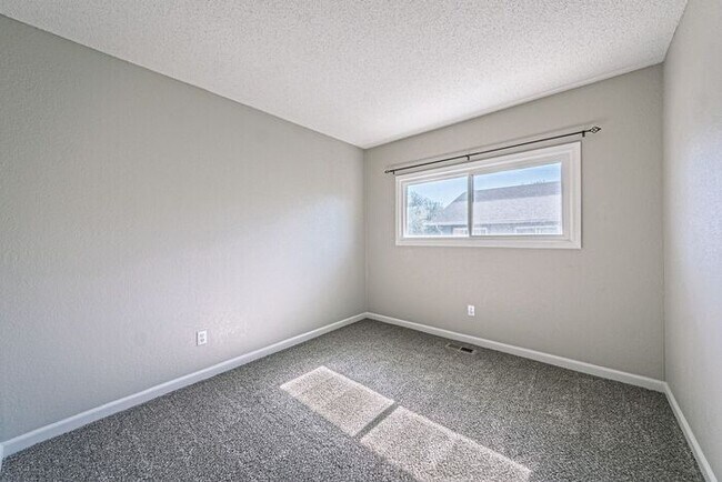 Building Photo - 3 Bed 2 Bath Townhouse, newly renovated! -...