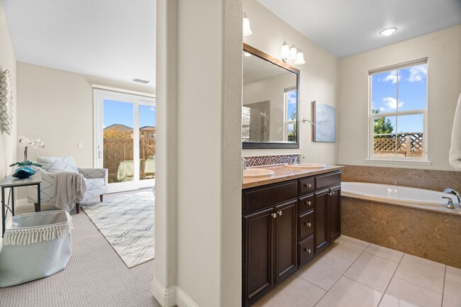 Building Photo - HILLTOP CORNER HOME WITH GORGEOUS VIEWS