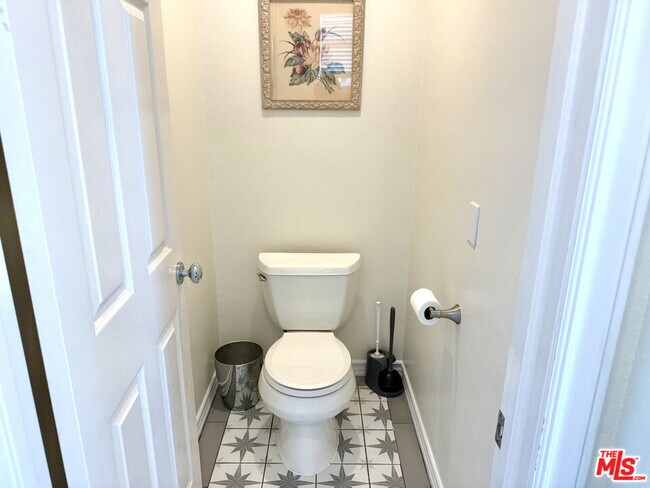 Building Photo - 5 Marisol