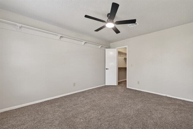 Building Photo - 21215 Park Bluff Dr