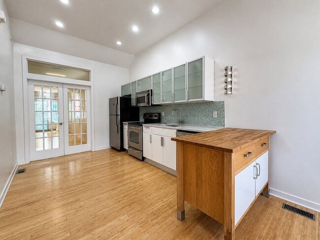 Building Photo - Bright Bi-Level 1 Bedroom with Finished Basement & Private Backyard in Graduate Hospital