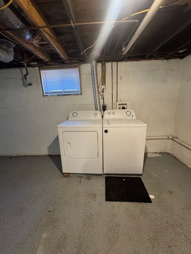 Building Photo - 2 Bedroom House Available NOW