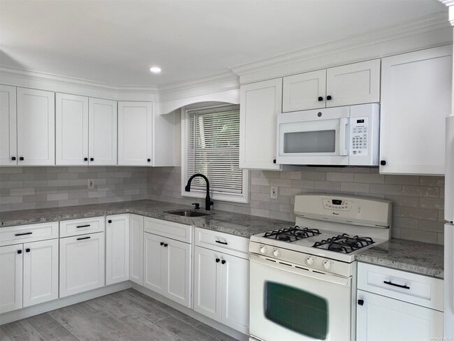 Building Photo - 46 Roosevelt Ave