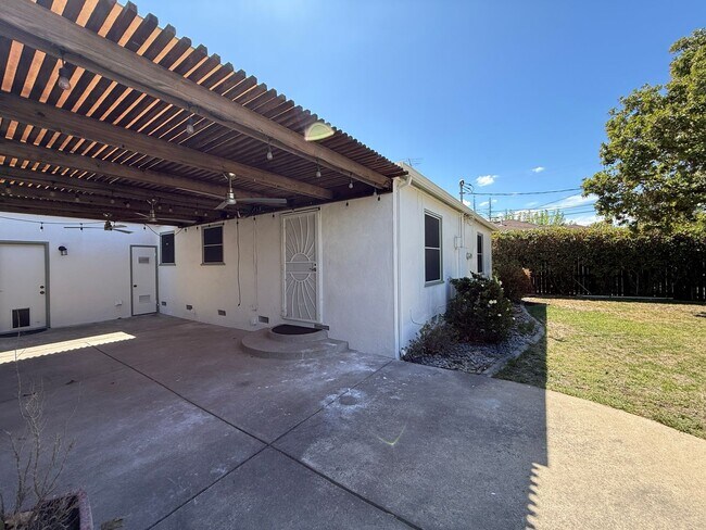 Building Photo - 5805 20th Ave