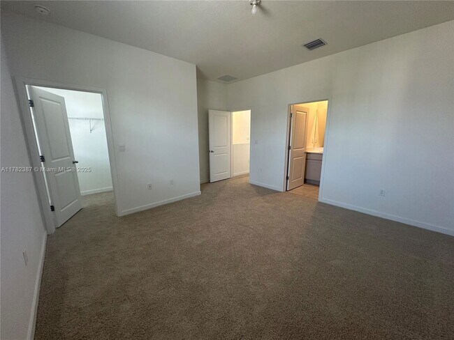 Building Photo - 822 SW 11th Ter