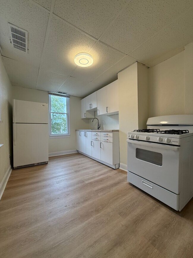 Building Photo - Updated 2 Bedroom apartment