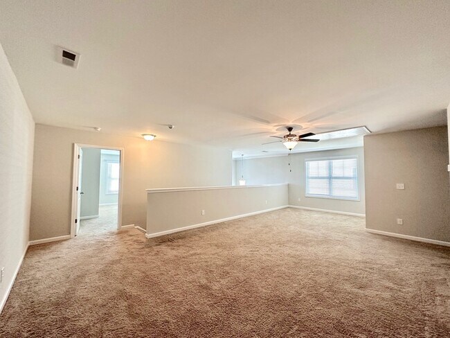 Building Photo - Beautiful 4 bedroom, 3 bath townhome end u...