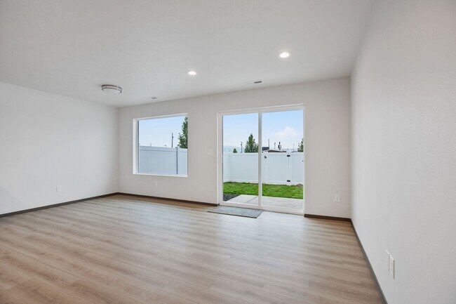 Building Photo - 3 bedroom 2.5 bathroom End Unit Modern Tow...