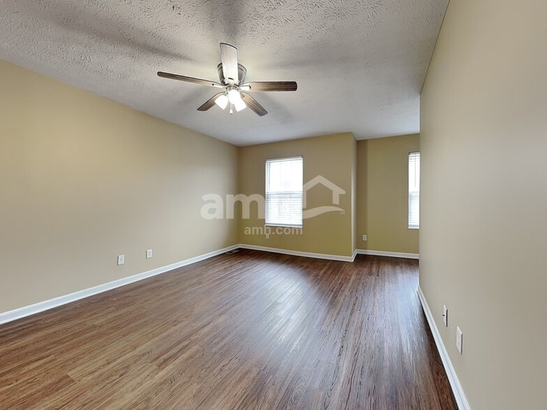 Building Photo - 2025 Apple Knoll Ln