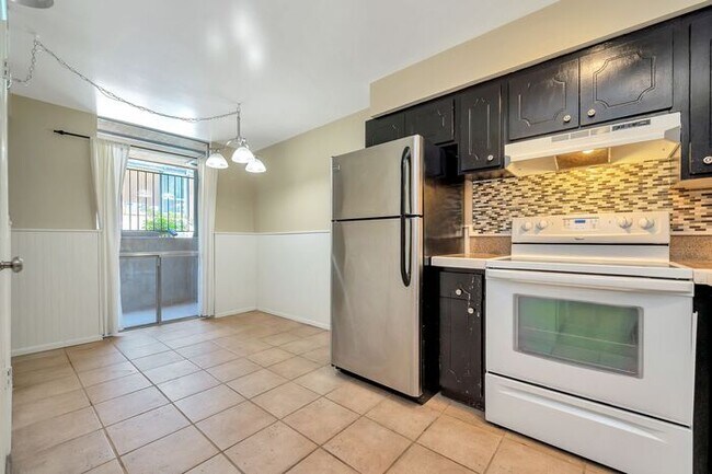 Building Photo - Beautiful Capital Gardens 2 bedroom Condo ...