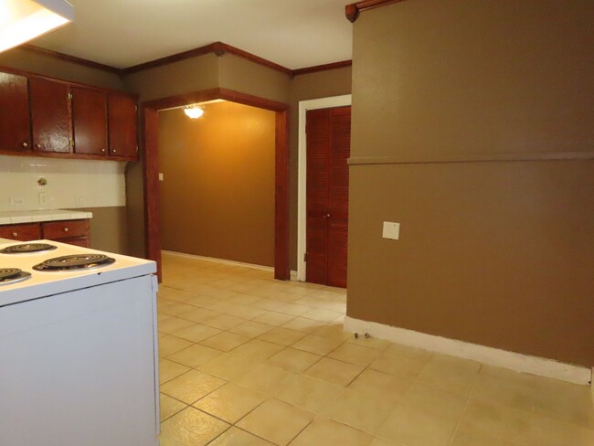 Building Photo - Quaint West Side  3 bedroom 2 Bath Home!