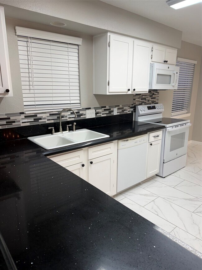 Building Photo - 5030 Valleyview Dr