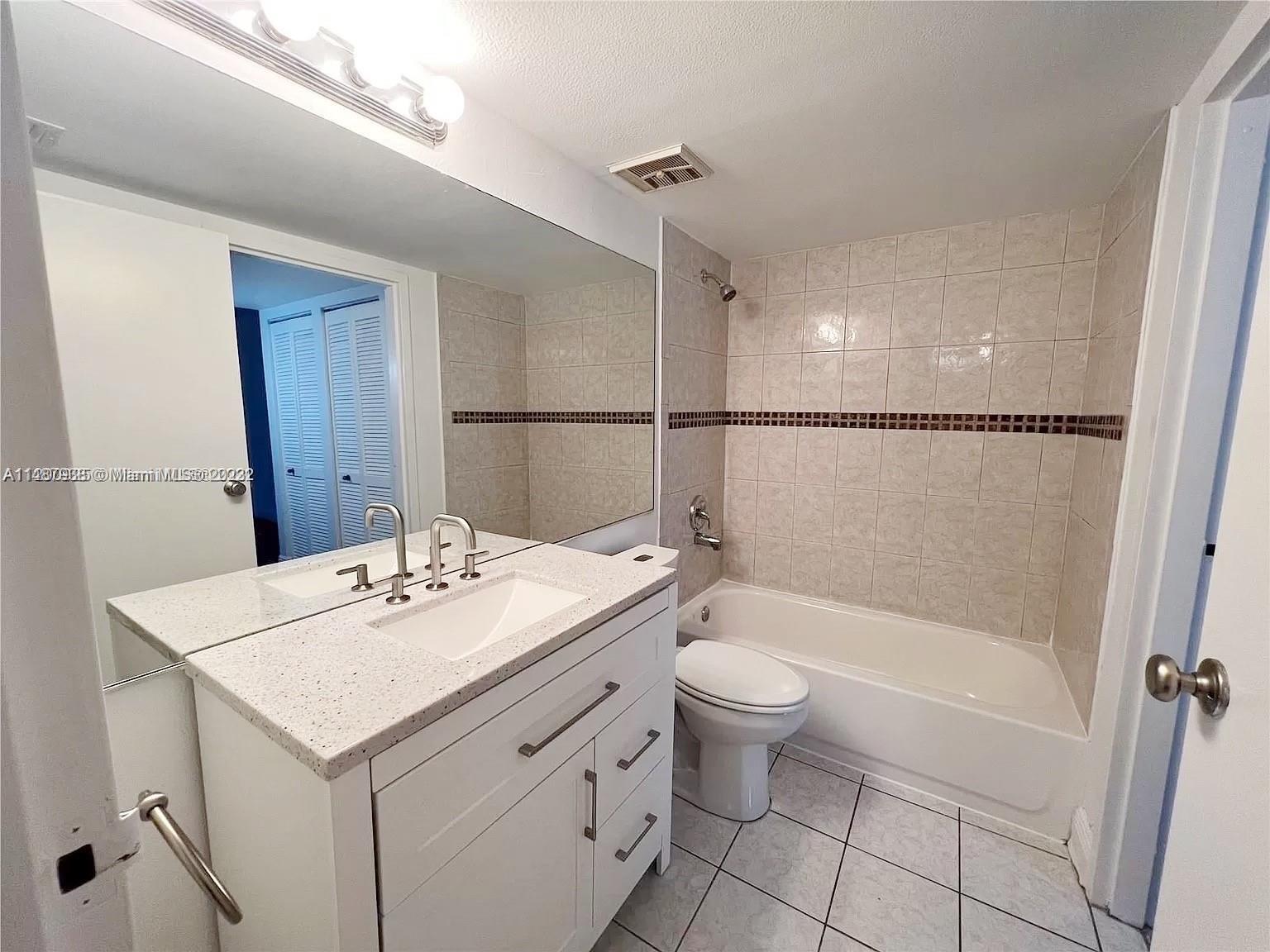 Building Photo - 7601 E Treasure Dr