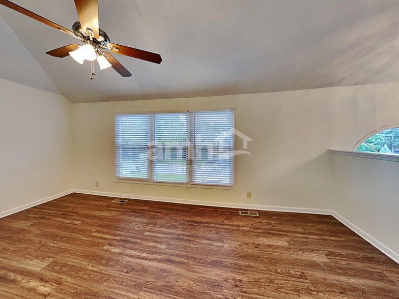 Building Photo - 307 Briarwood Ln