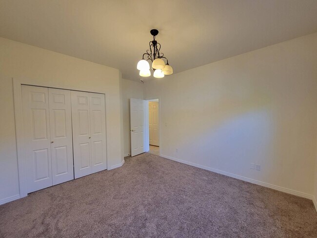 Building Photo - 1200 W Canyon Lakes Dr