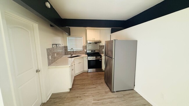 Building Photo - Private and quiet 1-bedroom. In-unit laundry!