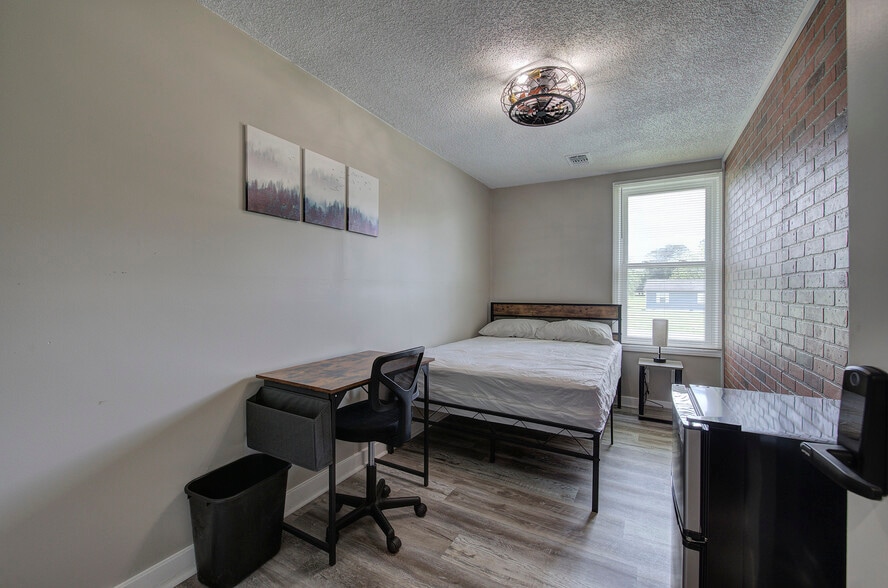 Room 7 - 227 Saint Elmo Cir