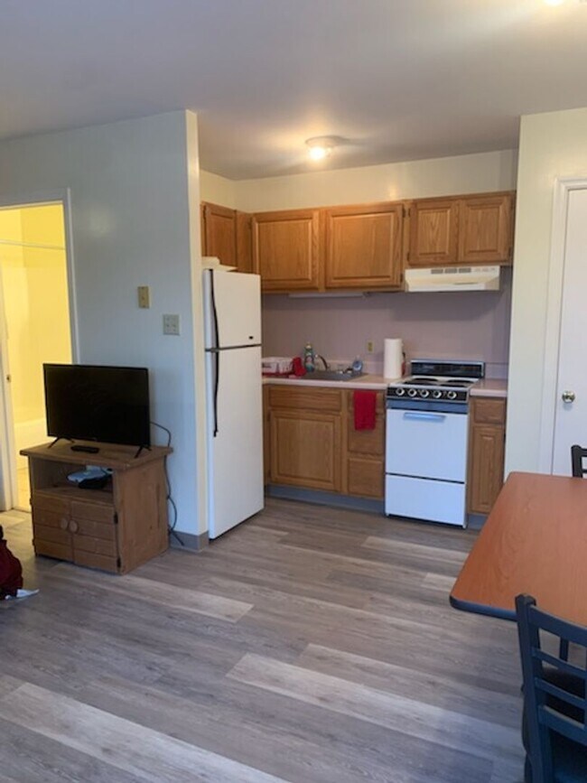 Building Photo - Studio Apartment- W. Cherry Lane