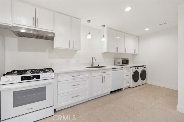 Building Photo - 15406 Lull St