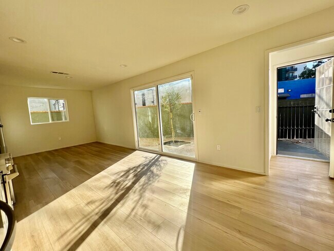 2 bedroom bright and clean - 11120 Hartsook St