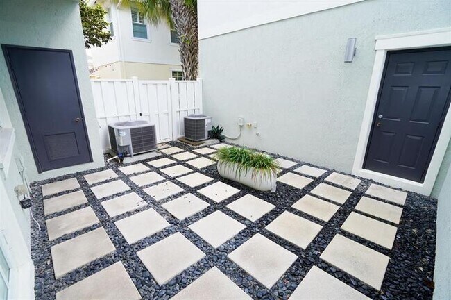 Building Photo - 981 NW 18th Ave