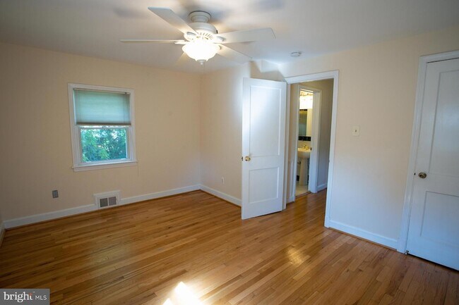 Building Photo - 5915 Ryland Dr