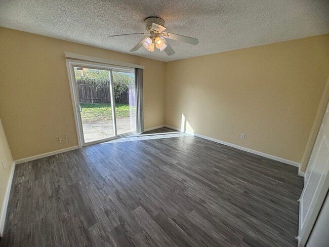 Building Photo - 3 Bedroom Home with RV Parking!