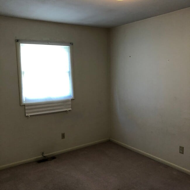 Building Photo - 3 Bed/2.5 Bath Home in Wiles Hill - Available May 20th!