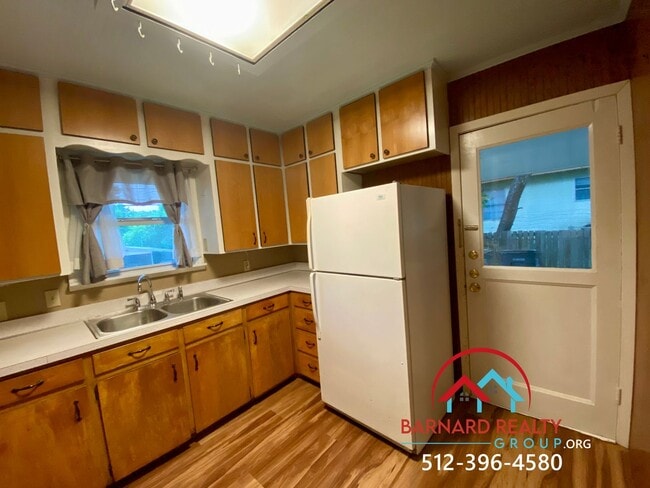 Building Photo - Available Now: 2 bed/1 bath with Fenced Ya...