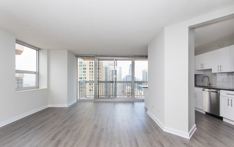 Primary Photo - 526 N Dearborn Pkwy