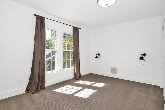 Building Photo - Classic Remodeled Townhome in Windsor Park