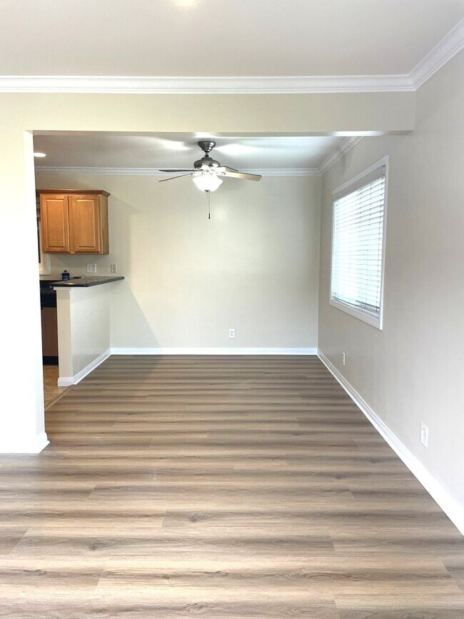 Building Photo - 437