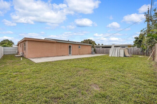 Building Photo - 4389 Bellewood St