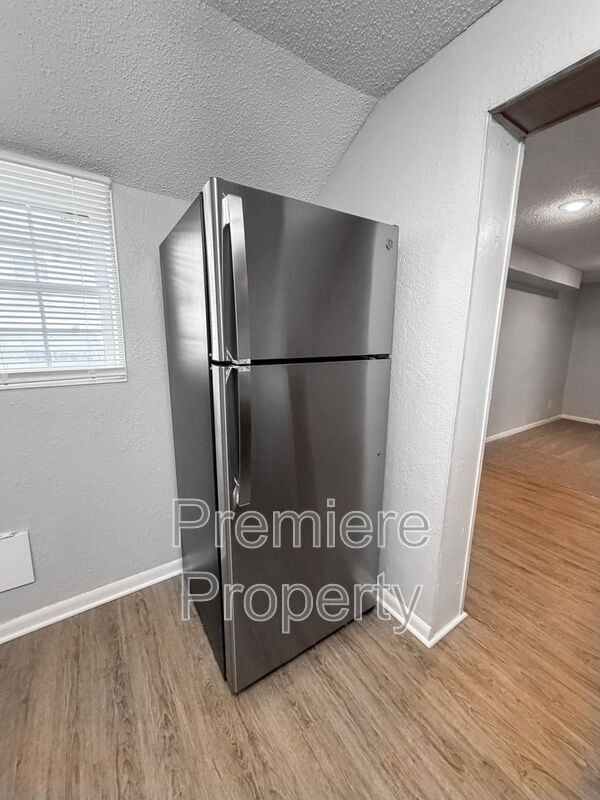 Building Photo - 1027 E Stone St