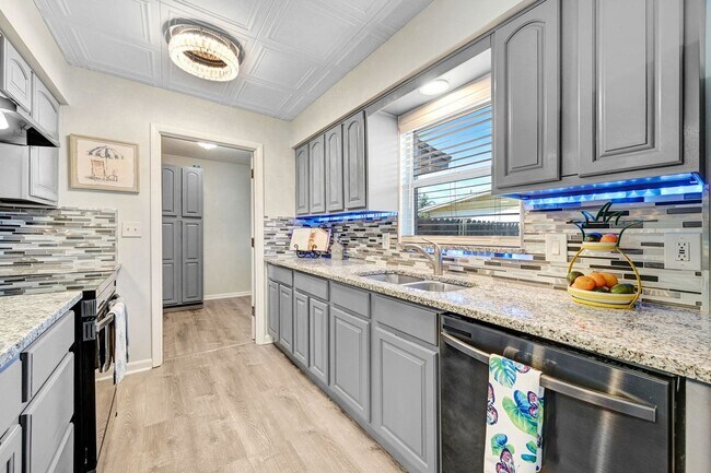 Building Photo - 1028 Coronado Dr