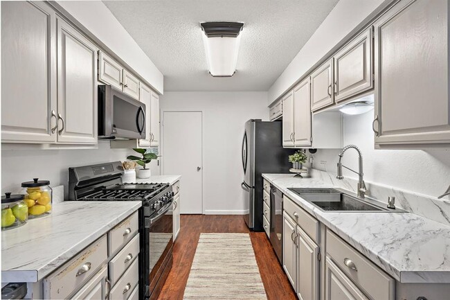 Newly renovated kitchen - 1611 Somerset Dr