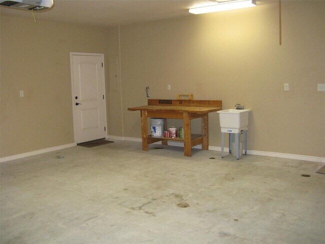 Building Photo - 806 Woodland Park Dr