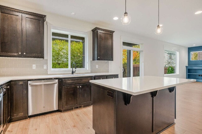 Building Photo - Beautifully Designed Home With Exceptional Space & Modern Comfort