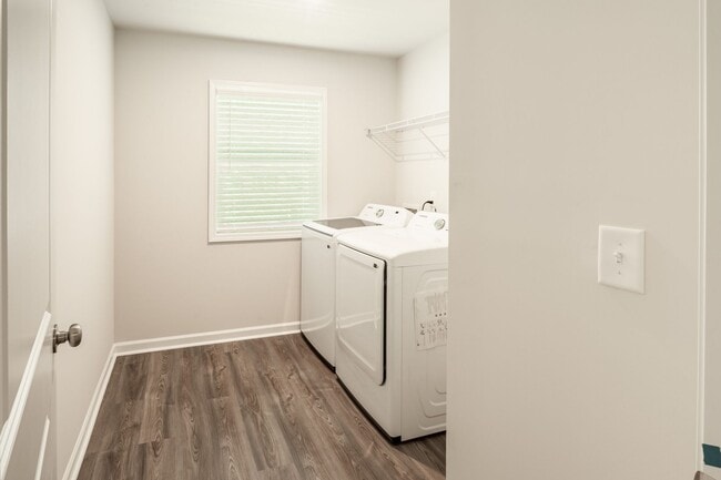 Building Photo - 421 Midland Pnes Dr