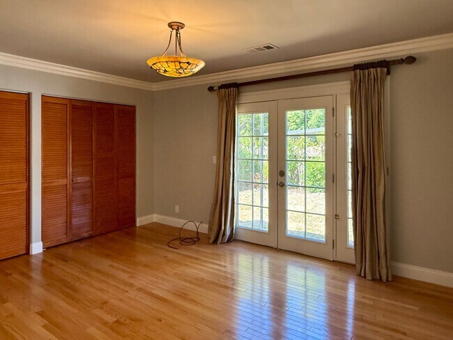 Building Photo - Bright and Spacious 3 Bedroom 2 Bath Home ...