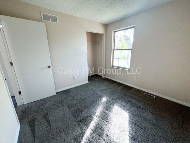 Building Photo - 1449 Valley Dr