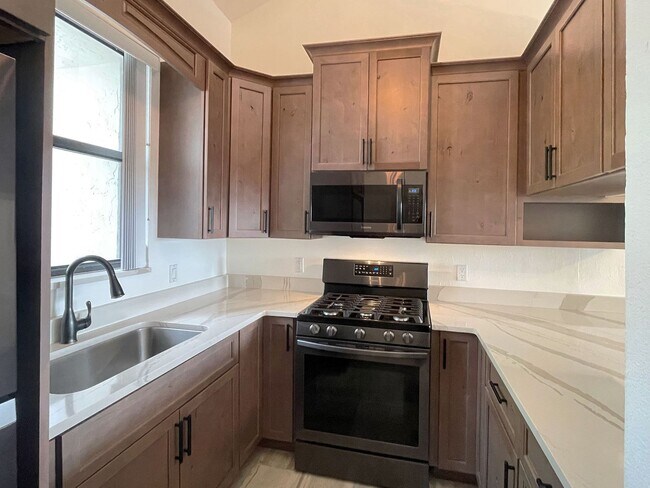 Building Photo - 2/2 Winterset FULLY FURNISHED Townhome!