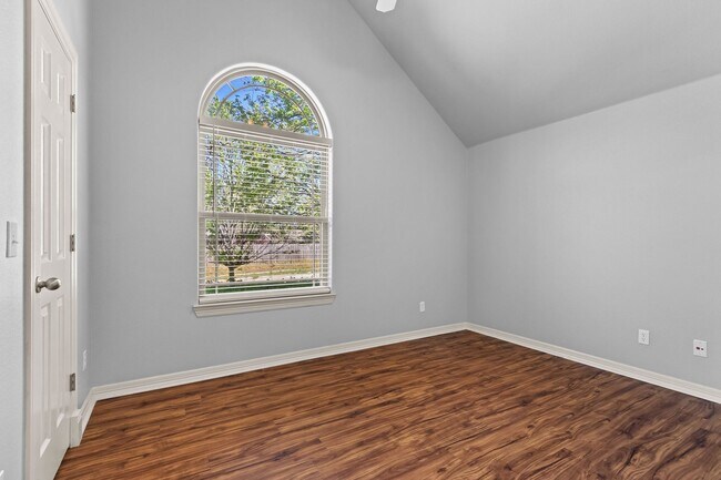 Building Photo - Come home to this gorgeous, light-filled home with an enormous and beautiful backyard!