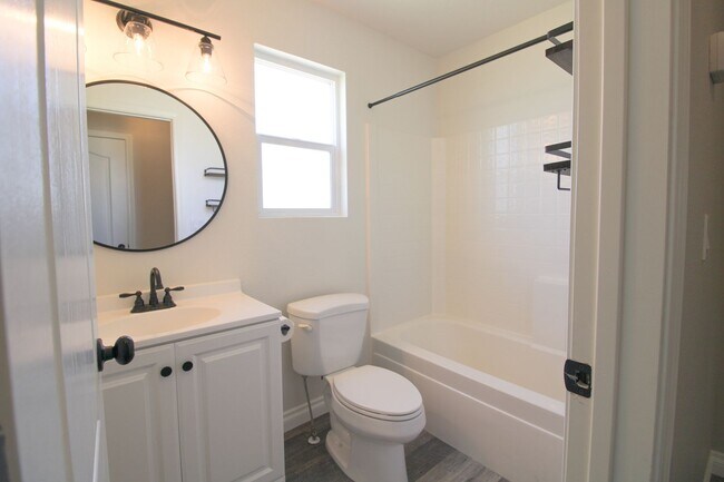 Building Photo - 3 bedroom, 2 bathroom home in Middleton!