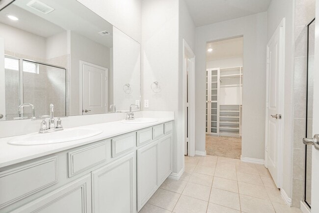 Building Photo - Stunning 3-bedroom, 2.5-bathroom with office.