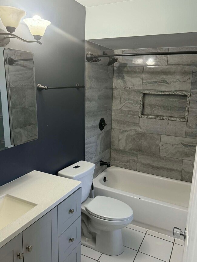 Building Photo - 3325 Beacon St