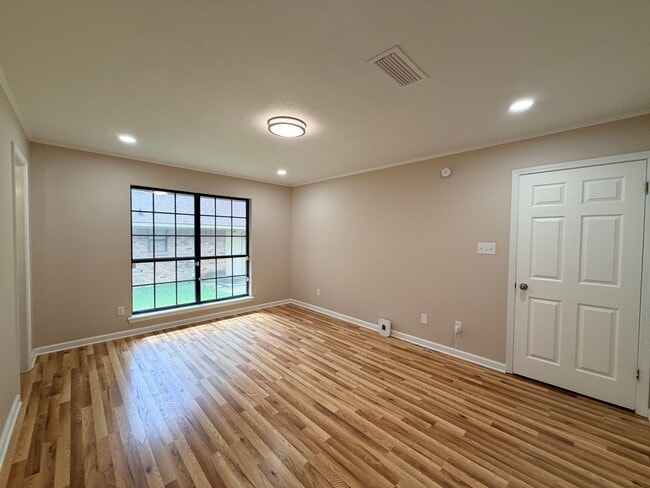Building Photo - Just minutes to I-49 and I-220...