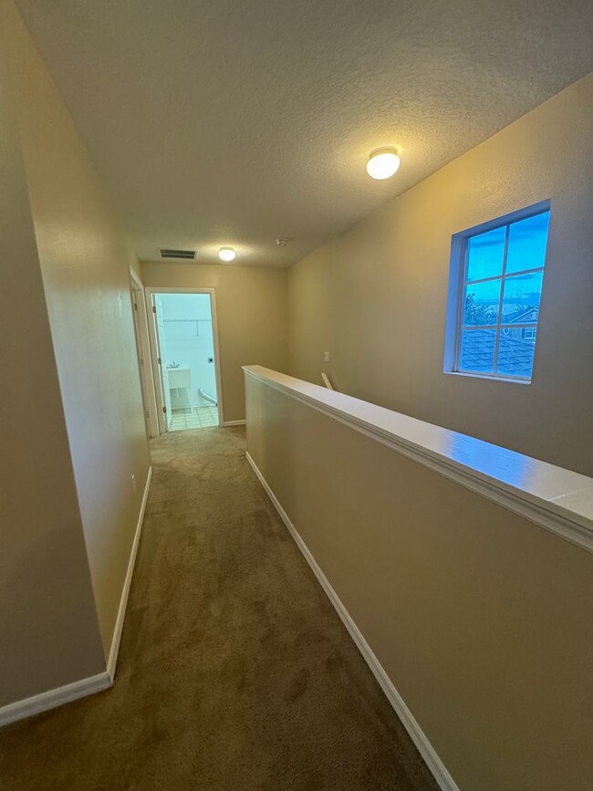 Building Photo - Spacious 3 bedroom, 3 bath, 3 car garage h...